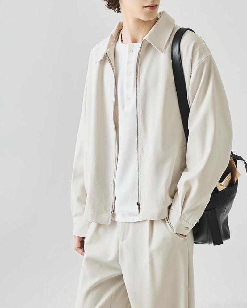 Minimalistische Reißverschlussjacke