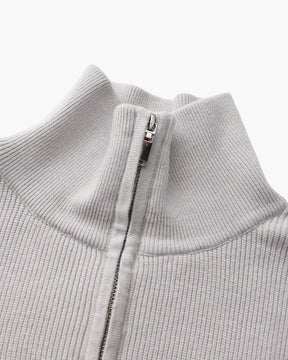 Raffinierter Strickpullover mit halbem Reißverschluss