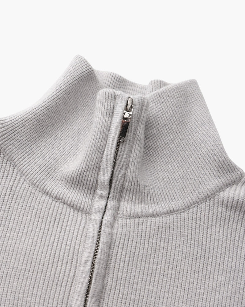 Raffinierter Strickpullover mit halbem Reißverschluss