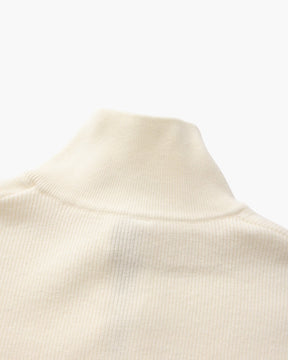 Raffinierter Strickpullover mit halbem Reißverschluss