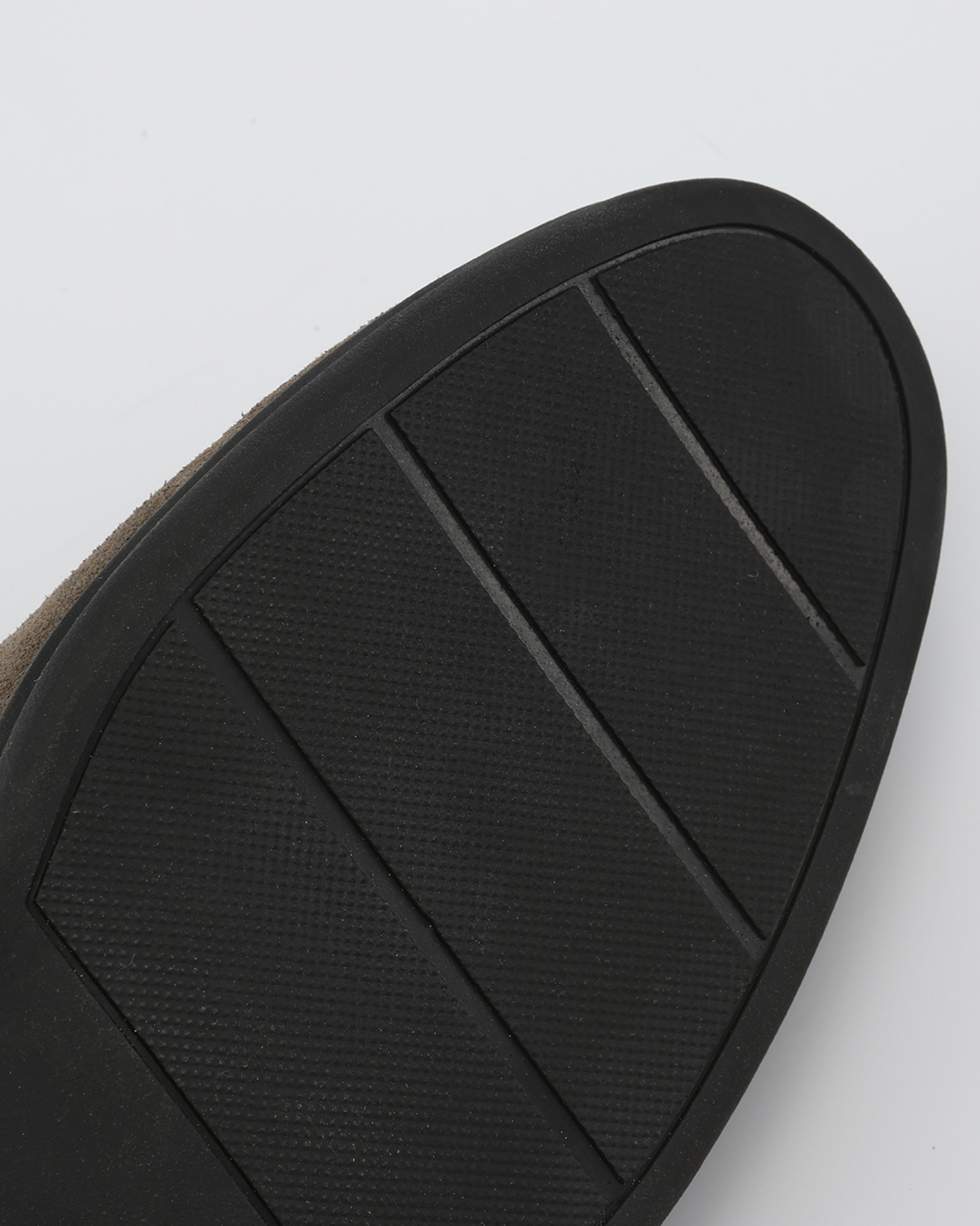 Premium-Wildlederslipper – Schwarze Sohlen