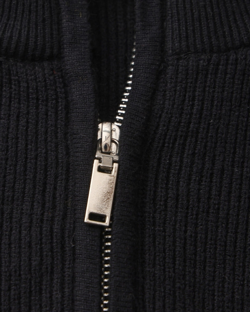 Raffinierter Strickpullover mit halbem Reißverschluss