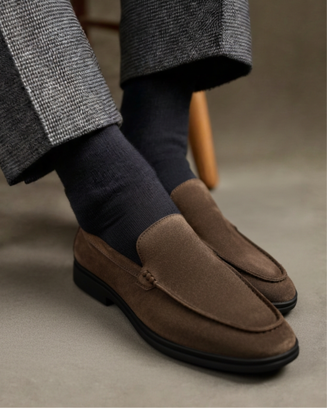 Premium-Wildlederslipper – Schwarze Sohlen